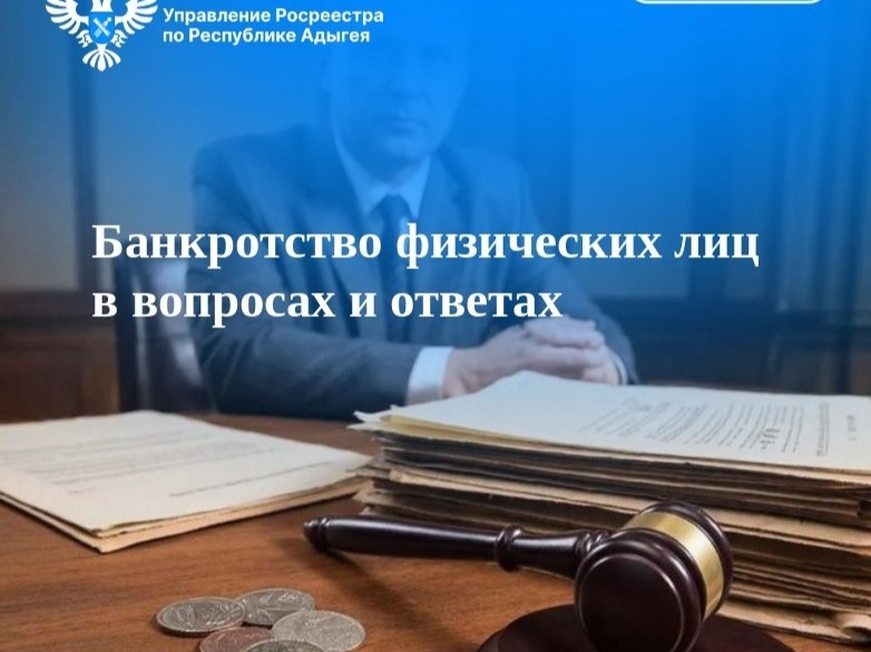 На столе деревянный молоток и стопка бумаг.